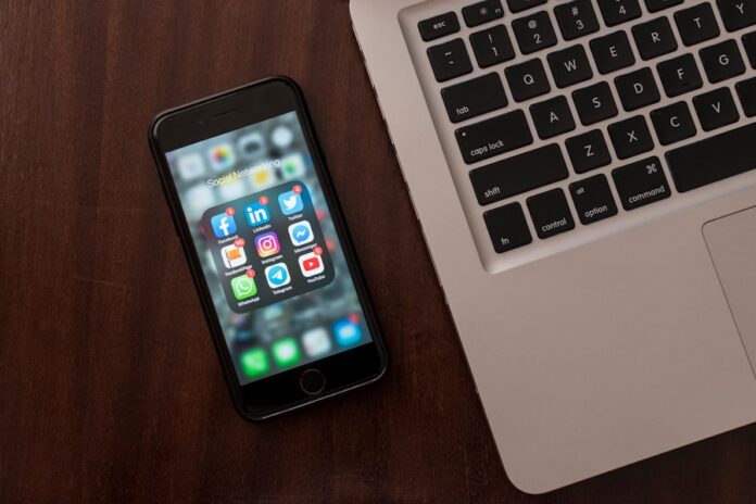 Photo "Understanding the Differences Between Web Apps and Mobile Apps"