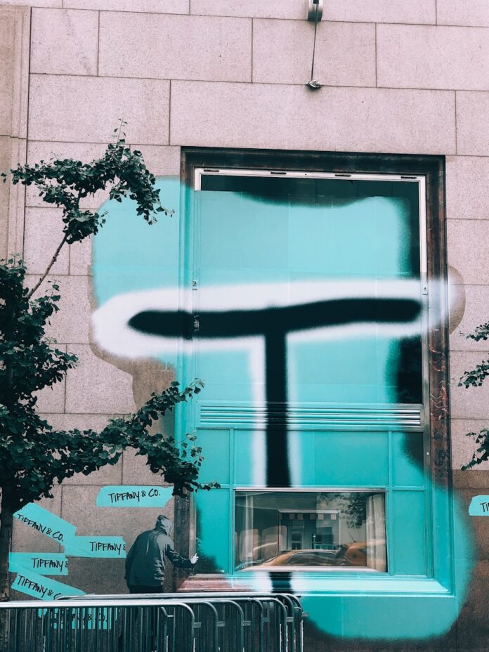 Photo The History and Controversy of Tether (USDT)